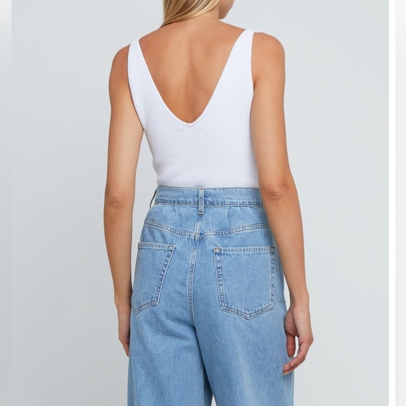 CAARA SCULPTING V NECK SWEATER TANK
“ ARTIZIA “ - Picture 3 of 4